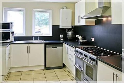 Family Room, Ensuite (2 Adults + 3 Children) | Private kitchen | Fridge, microwave, oven, stovetop