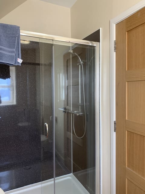 Family Room, Ensuite (2 Adults + 2 Children) | Bathroom | Shower, rainfall showerhead, hair dryer, towels