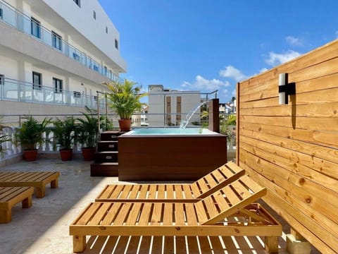 Shared Rooftop with Jacuzzi
