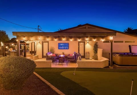 End the day with a soak in the 8-person Bullfrog hot tub, designed for comfort and relaxed evenings, where a hot soak is always ready with no warm-up required. Enjoy the hot tub at no additional cost during your stay. 