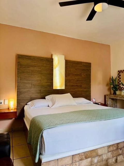 Comfort Room, 1 King Bed | WiFi (free)