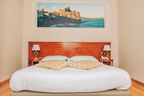 Premium bedding, down comforters, minibar, in-room safe