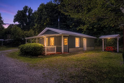 Charming Cottage: Relax on the porch as twilight reveals the beauty of nature!