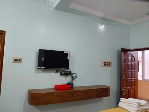 Standard Double Room, Balcony, City View | Interior