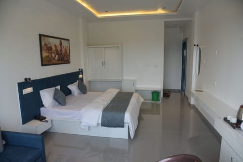 Family Room | Desk, laptop workspace, WiFi (free), bed sheets