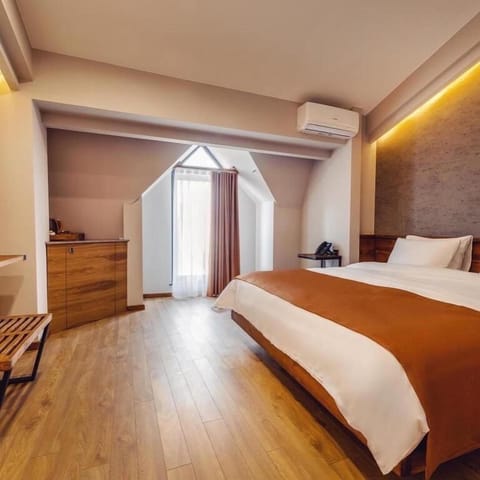 Double Room | In-room safe, desk, laptop workspace, blackout drapes