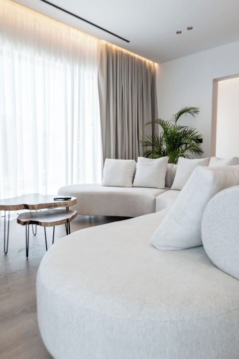 Classic Double Room, Balcony, Beach View | Living area