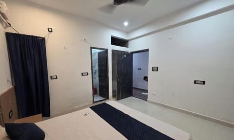 Deluxe Room, Balcony, City View | WiFi (free), bed sheets