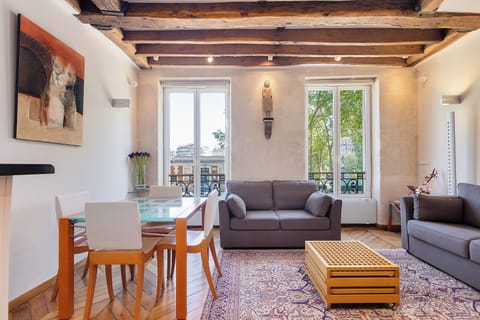 Living room with direct views over the Seine river & Ile Saint-Louis