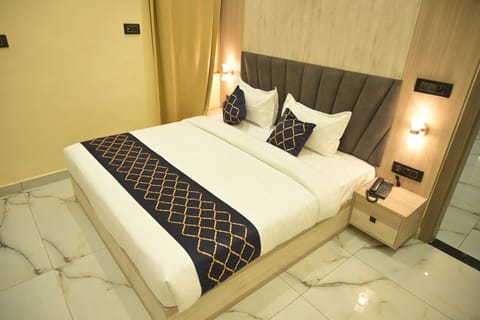 Deluxe Double Room | Premium bedding, in-room safe, laptop workspace, WiFi (free)