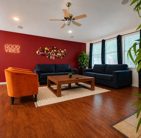 Spacious Aubrey living room where construction crews and traveling professionals can recharge after work. Comfortable seating, Smart TV and inviting shared space make this crew housing ideal for extended stays, insurance housing and relocations.