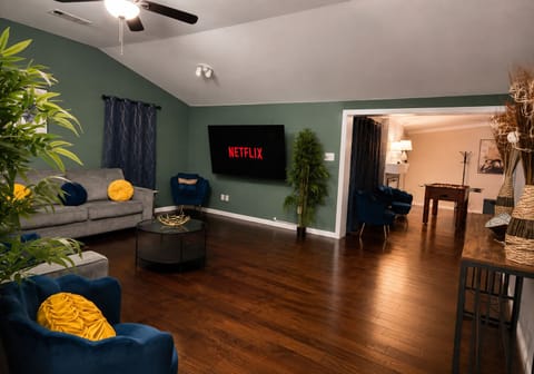 Spacious living room with TV and comfortable seating—a great place for the crew to unwind after the job. Designed for construction crews, contractor housing and extended work stays in Wylie.