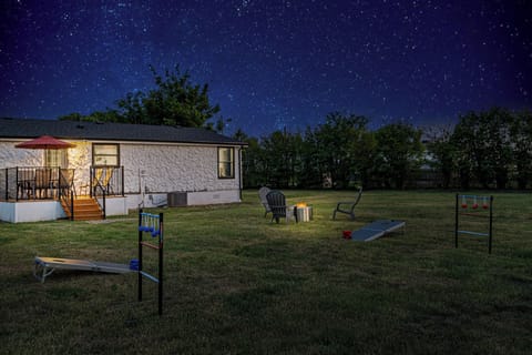 Crew-ready Wylie home with a huge yard and ample parking for work trucks, vans, trailers & RVs. A private, spacious home base for construction crews, contractors and extended work stays near Wylie job sites.