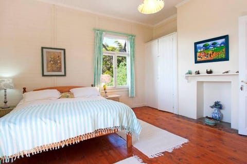 Classic House, 4 Bedrooms, Sea View | Iron/ironing board, WiFi (free)