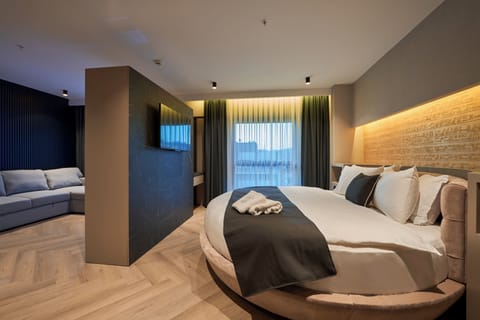Luxury Suite | Select Comfort beds, minibar, in-room safe, laptop workspace