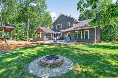 Fire pit in the back yard for guest use- please use local firewood