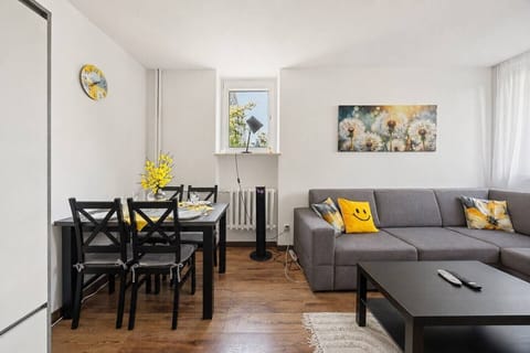 Apartment in Warsaw for 6 Guests | Book Now with RENTUJEMY.COM