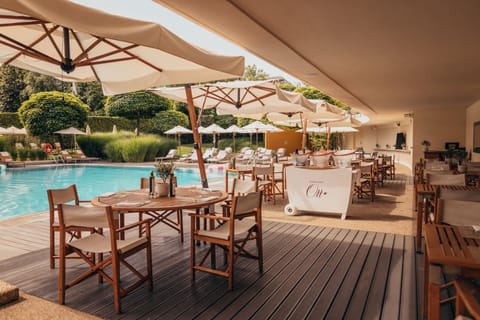 2 restaurants, breakfast, lunch, dinner served; French cuisine