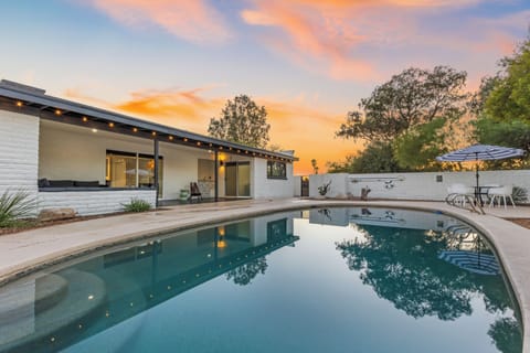Take a refreshing dip in the private pool, then unwind as the Arizona sky puts o