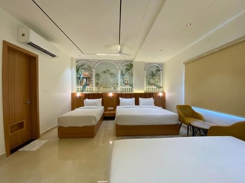 Luxury Family Room | Desk, laptop workspace, rollaway beds (surcharge), WiFi (free)