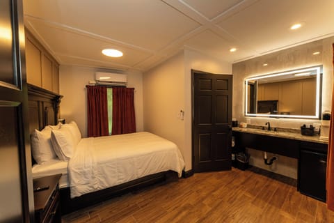 Single Room, 1 Queen Bed, Accessible | Blackout drapes, soundproofing, iron/ironing board, WiFi (free)