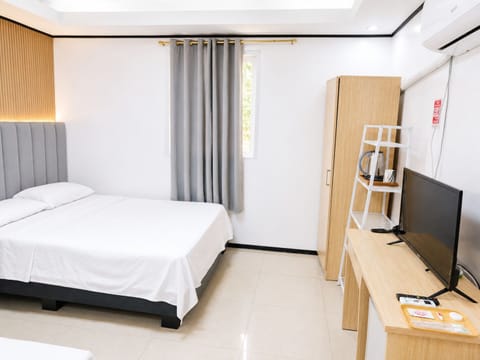 Deluxe Double Room | Premium bedding, iron/ironing board (on request), WiFi (free)