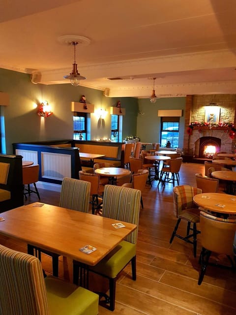 Quadruple Room, Sea View | Dining