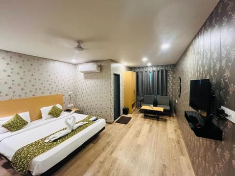 Deluxe Double Room, City View | Iron/ironing board, WiFi (free)