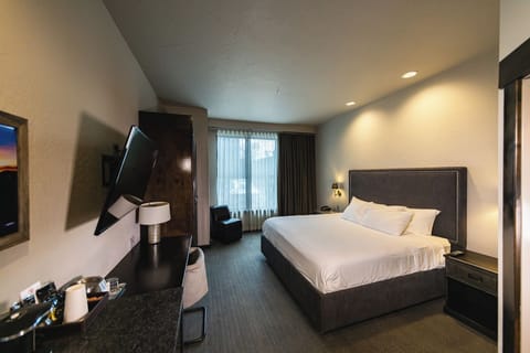 Deluxe Single Room, 1 King Bed, City View | Premium bedding, in-room safe, desk, laptop workspace