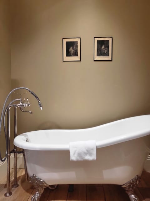 Superior Room | Bathroom | Shower, free toiletries, hair dryer, towels