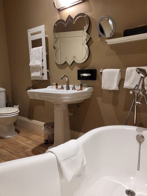 Superior Room | Bathroom | Shower, free toiletries, hair dryer, towels