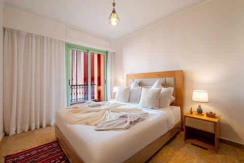 Chambre principale avec lit double et balcon