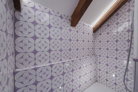 Junior Suite Sea View | Bathroom | Jetted tub, rainfall showerhead, free toiletries, hair dryer