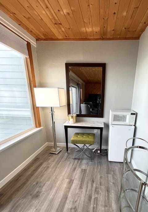 Deluxe Room | Living area | 47-inch flat-screen TV with cable channels, TV