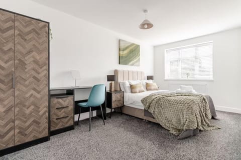 4 bedrooms, iron/ironing board, WiFi (free), bed sheets