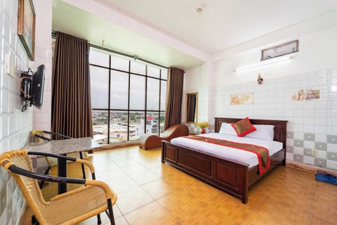 Deluxe Double Room | Desk, WiFi (free), bed sheets