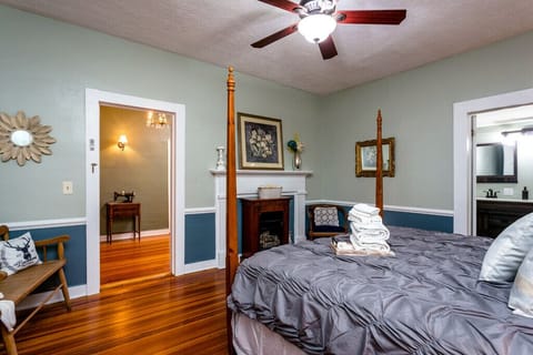 King Superior Suite, 2 Bedrooms, Ensuite, Valley View (The Bookside) | Memory foam beds, iron/ironing board (on request), WiFi (free)