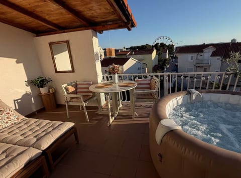 Apartment (One Bedroom Apartment with Sea View a) | Terrace/patio