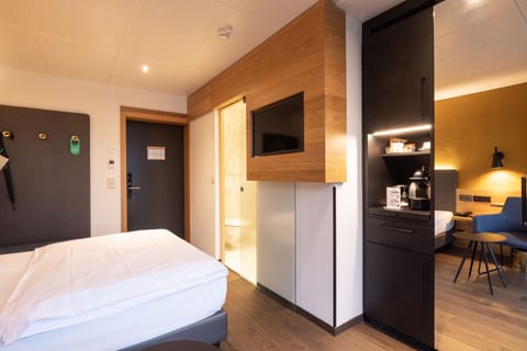 Classic Room | Hypo-allergenic bedding, minibar, in-room safe, individually decorated