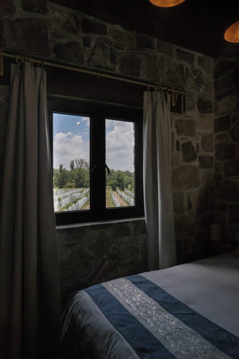 In-room safe, WiFi (free)