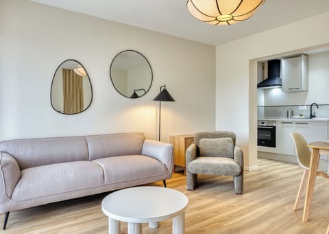 Salon confortable avec accès au balcon