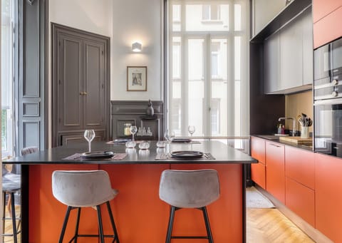 Cuisine moderne lumineuse avec ilot central
