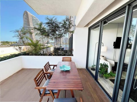 La terraza cuenta con un comedor super amplio donde puedes disfrutar de las vistas y el balcón.