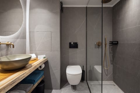 Combined shower/tub, free toiletries, hair dryer, slippers