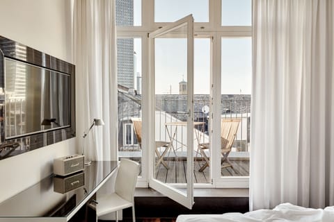 Premium bedding, minibar, in-room safe, desk