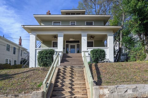 Welcome to Vulcan Heights! Nestled in Birmingham's historic Southside, this charming upstairs retreat blends timeless architecture, modern comforts, and sweeping views of the iconic Vulcan statue—all just minutes from UAB, Five Points South, and downtown.