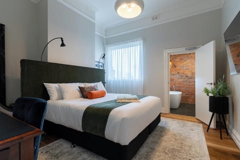 King Superior Room with Bath | Desk, laptop workspace, WiFi (free)