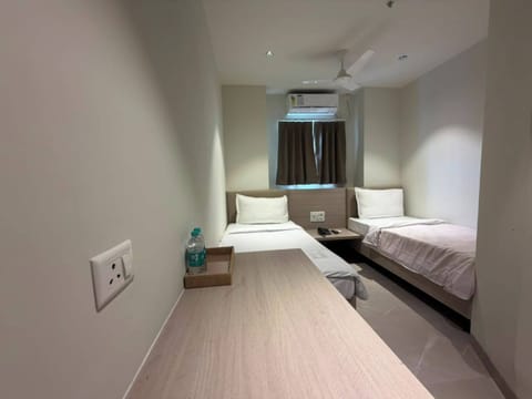 Twin Room | Desk, laptop workspace, WiFi (free)