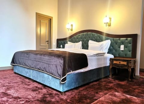 Deluxe Double Room, Private Bathroom, City View | Premium bedding, minibar, in-room safe, desk