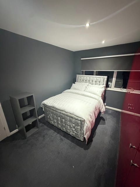 3 bedrooms, iron/ironing board, WiFi (free), bed sheets